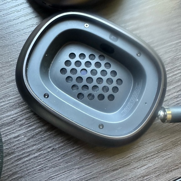 Apple Airpods Max in Black - Picture 6 of 14